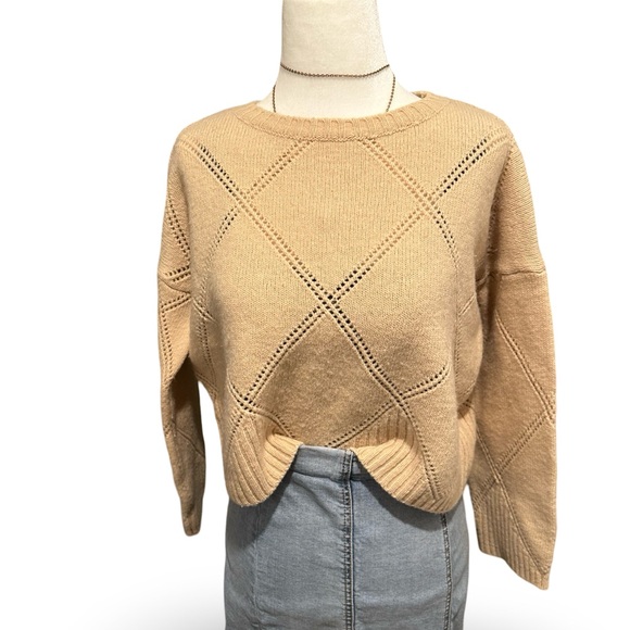 Beautiful cropped sweater made in Italy 💕 - Picture 4 of 8